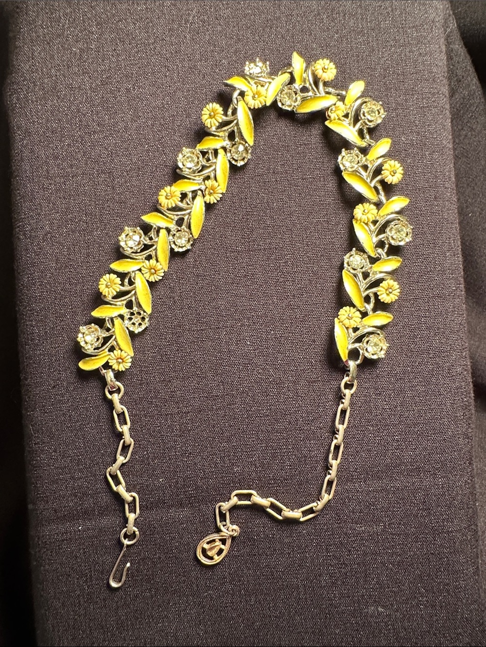 LISNER Vintage enamel floral (dogwood flower) silver tone necklace